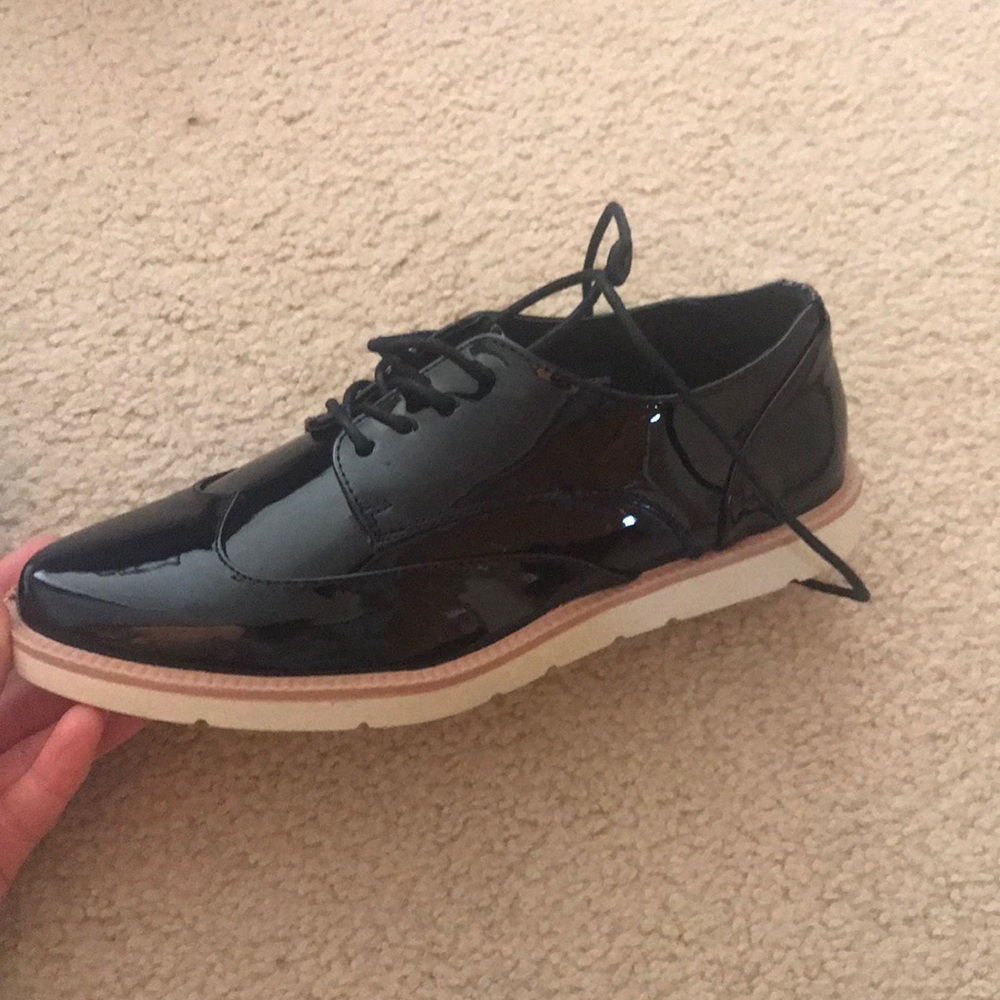 Black patent leather oxford sneaker